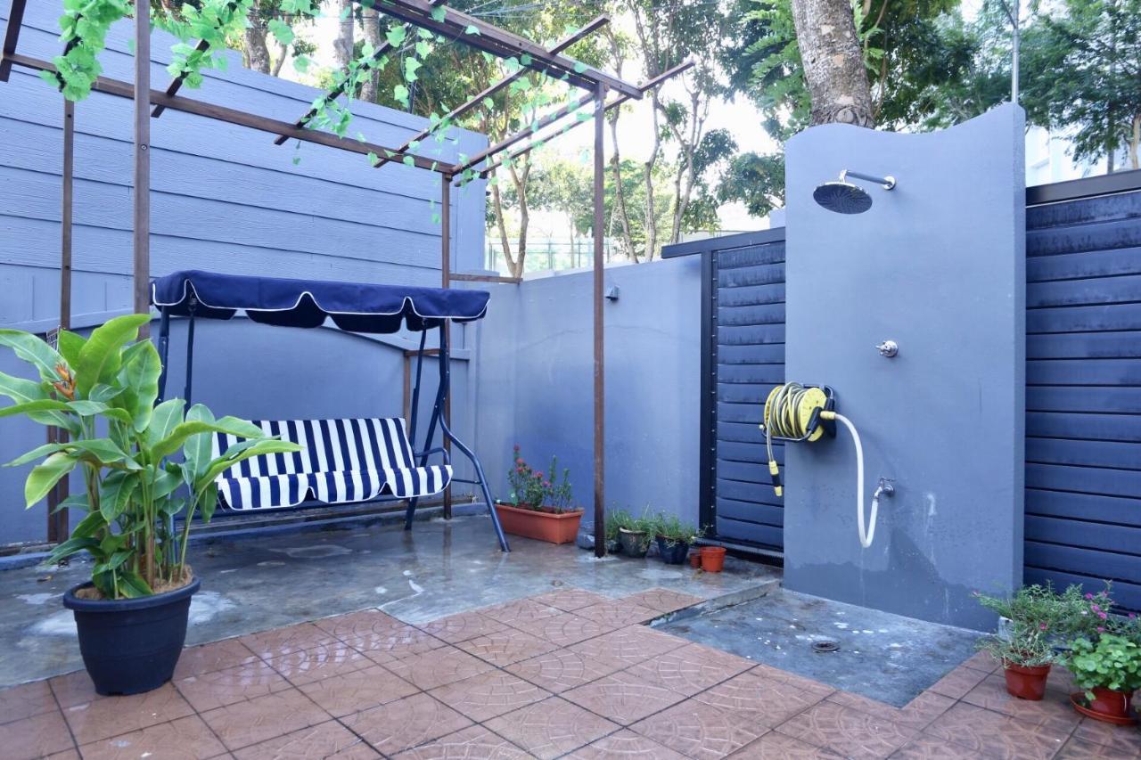 G Beach Front Villa Batu Feringgi Exterior foto